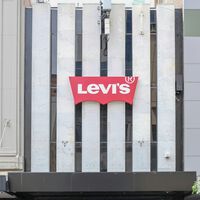 Levi's arrasa este otoño y no con unos vaqueros: estos son los pantalones más cómodos que podemos llevar y por solo 30 euros 