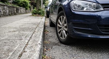 Autos Estacionados Lejos De La Banqueta