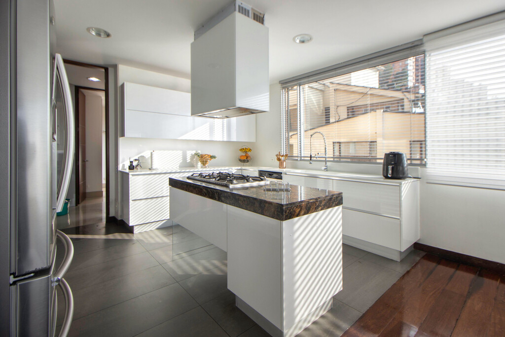 Ocho ideas inteligentes para una cocina ordenada sin esfuerzos ni maratones de limpieza