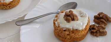 Carrot cake o tarta de zanahoria sin azúcar, con sólo tres ingredientes. Receta saludable para preparar en dos minutos