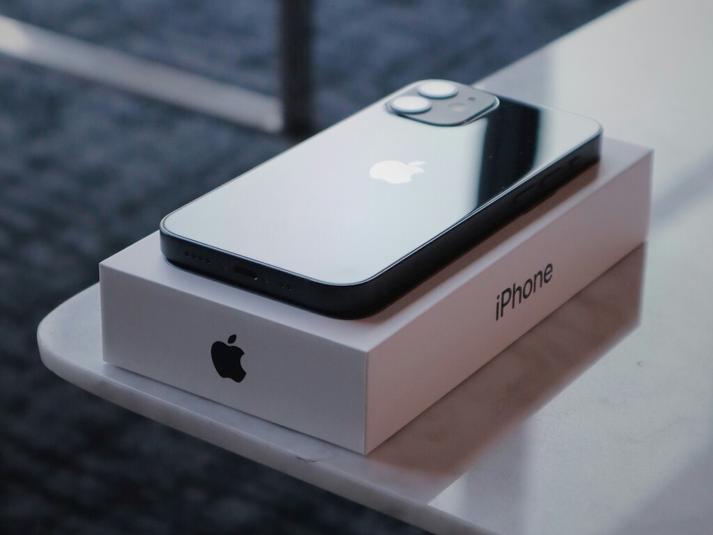 Apple aprueba un sistema de actualización del iPhone que instala la última versión sin que el móvil salga de la caja . Noticias en tiempo real