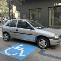 Multa por sorpresa: aparca en una plaza normal y cuando vuelve le han pintado una para discapacitados