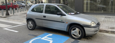 Multa por sorpresa: aparca en una plaza normal y cuando vuelve le han pintado una para discapacitados