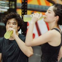 Cada vez más deportistas como Alcaraz o Pagacar usan jugo de pepinillos para rehidratarse: la ciencia no opina lo mismo