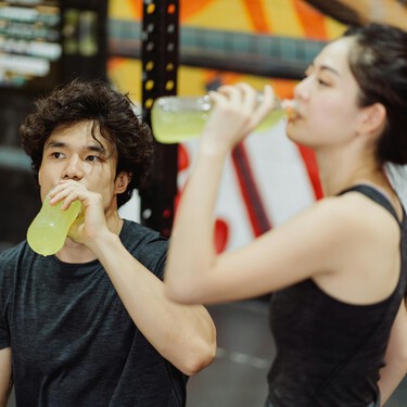 Cada vez más deportistas como Alcaraz o Pogačar usan jugo de pepinillos para rehidratarse: la ciencia no opina lo mismo