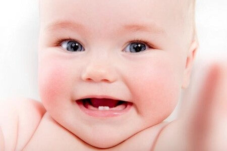 Sí, hay que cepillar los dientes del bebé desde que sale el primero
