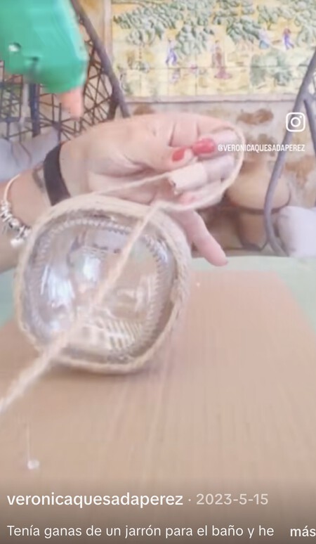 Se pega la cuerda al envase con puntos de silicona