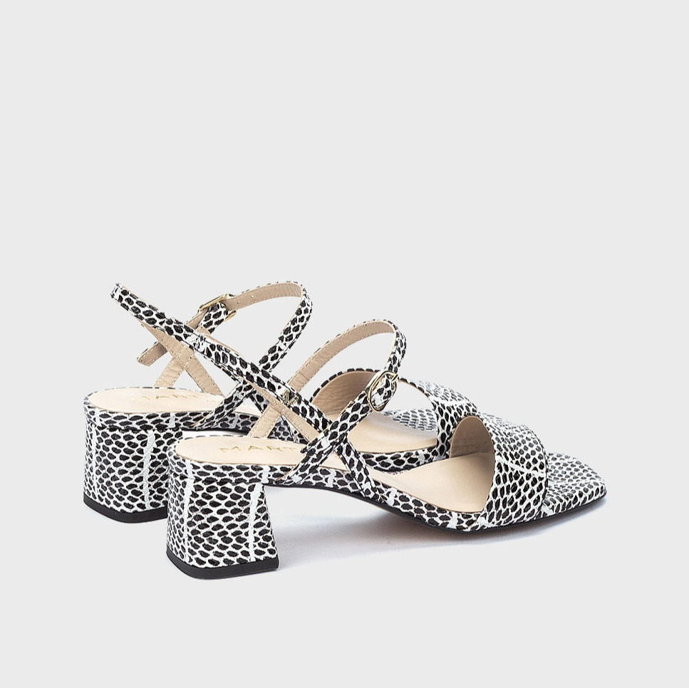 Sandalias de tacón de mujer de piel con cierre de hebilla y tacón bloque en color negro Martinelli