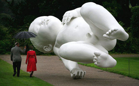 Escultura de bebé gigante en el Reino Unido