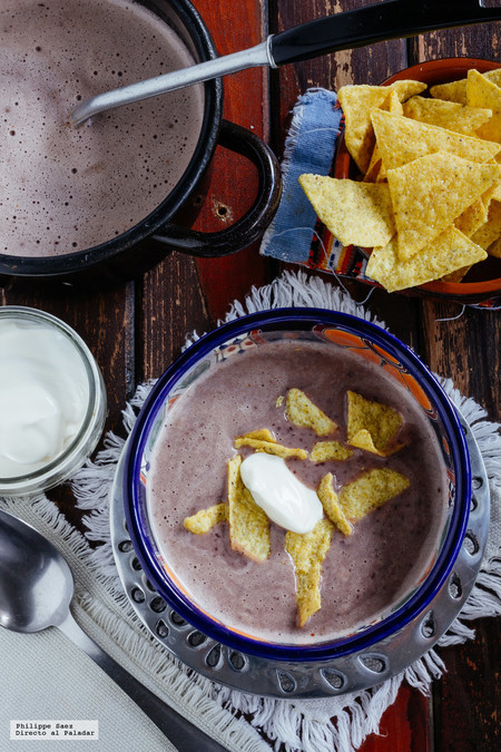 Crema de frijol con chipotle. Receta mexicana fácil