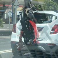 Increíble: Una moto se empotra en el maletero de un coche en Tenerife, y nos deja un par de lecciones