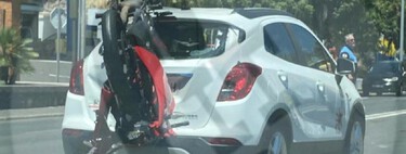 Increíble: Una moto se empotra en el maletero de un coche en Tenerife, y nos deja un par de lecciones