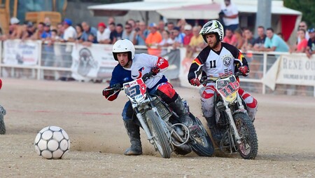Olvida la Eurocopa y pásate al MotoBall: partidos de fútbol con motos de motocross para el mejor deporte de la historia