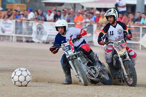 Olvida el Mundial y pásate al MotoBall: partidos de fútbol con motos de motocross para el mejor deporte de la historia