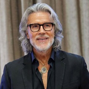 Alberto Cerdán, peluquero: "Lo ideal es lavar el pelo con canas cada 2 o 3 días y si se puede espaciar más usando productos adecuados, mejor" 