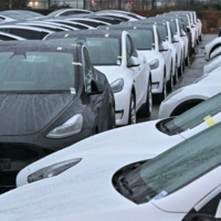 Tesla está acumulando tantos vehículos sin vender en EE. UU. que ya es posible verlos almacenados en lotes desde el espacio