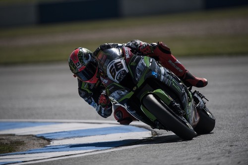El rey de Donington Park, Tom Sykes, gana la primera carrera del fin de semana donde han caído Rea y Davies