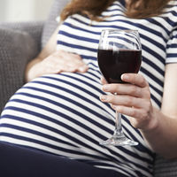 Beber alcohol en cantidades moderadas a altas durante el embarazo altera los genes de los bebés