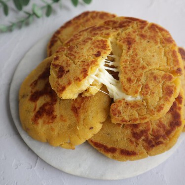 Cómo hacer arepas de plátano maduro rellenas de queso