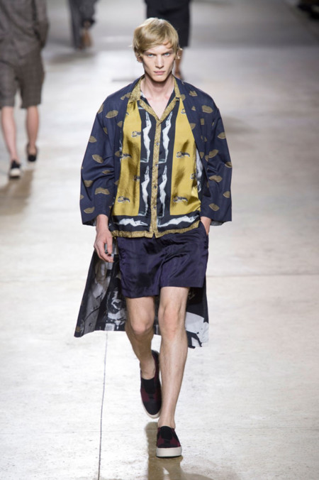 El desfile de Dries Van Noten durante la PFW claramente inspirado por los provocadores que en el mundo han sido