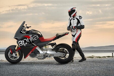 Esta maxitrail es la Aprilia Caponord V4, una moto de ensueño basada en la Tuono V4 y con 175 CV que no pasará de la ficción