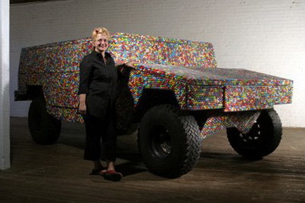 Un HumVee hecho con bolas de chicle