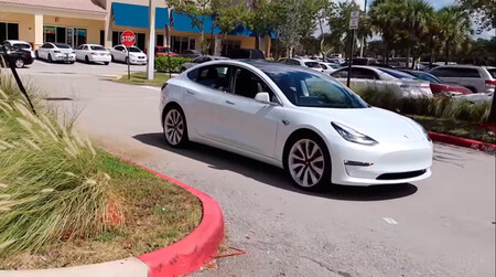 Tesla Model Y con el Smart Summon activado