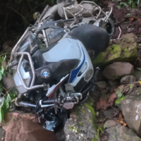 Se despista un milisegundo y despeña su BMW R 1250 GS por un barranco. Lo que hace a continuación es lo más ilegal del mundo 