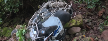 Se despista un milisegundo y despeña su BMW R 1250 GS por un barranco. Lo que hace a continuación es lo más ilegal del mundo 