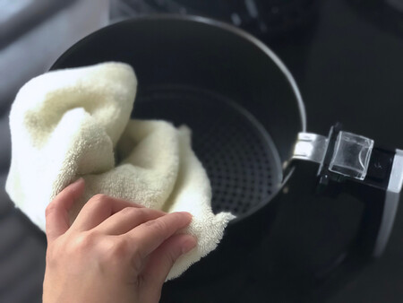 air fryer limpa com toalha