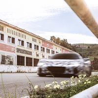El Maserati MC20 vuelve a dejarse ver, ahora en carretera para celebrar el triunfo del tridente en la Targa Florio hace 80 años