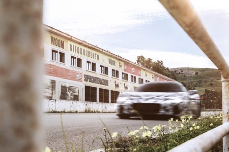 El Maserati MC20 vuelve a dejarse ver, ahora en carretera para celebrar el triunfo del tridente en la Targa Florio hace 80 años