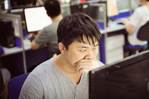 China ha conseguido que la IA se pase el juego de las ofertas de trabajo. Su increíble propuesta es que alcances las 72 horas semanales 