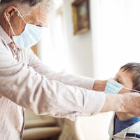 Abuelos que cuidan de sus nietos en tiempos de Covid: qué precauciones tener