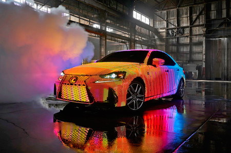 El nuevo Lexus IS se prende con 41,999 luces LED para darnos todo un espectáculo