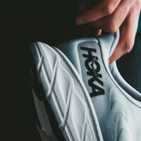 Estas son las zapatillas Hoka que El Corte Inglés no para de agotar en rebajas: todo al verde y con suela comodísima  