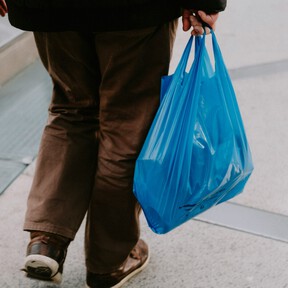 Plegable y ligero: así es el carrito de la compra con bolsa térmica que permite subir escaleras o bordillos sin hacer fuerza 