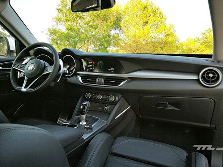Alfa Romeo se desmarca y apuesta por pantallas más pequeñas: "No queremos vender iPads sino coches que transmitan emoción"