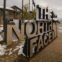 The North Face comienza el invierno con una de sus mayores rebajas: esta chaqueta impermeable baja de 180 a menos de 90 euros 