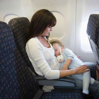Viajar en avión con bebés y niños: 11 consejos para que el vuelo sea cómodo y tranquilo