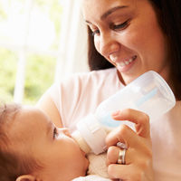 Nunca dejes a tu bebé tomando el biberón solo