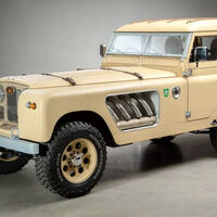 El Land Rover que quería ser un Batmóvil es obra de dos amantes del mítico todoterreno inglés. Puede ser tuyo por 200.000 euros