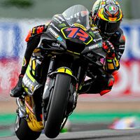 Marco Bezzecchi lidera mientras Marc Márquez le hace una peineta a la Honda y se estrella contra Johann Zarco