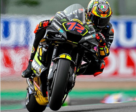 Marco Bezzecchi lidera mientras Marc Márquez le hace una peineta a la Honda y se estrella contra Johann Zarco
