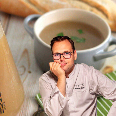 Manuel Costiña, chef Michelin gallego, da el truco para conseguir un caldo de pollo casero más sabroso: "Mientras se rehogan las verduras, asamos el pollo" 