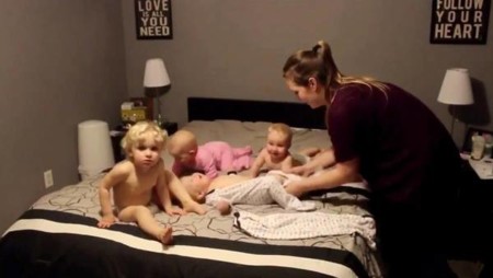 La difícil (y estresante) tarea de vestir a cuatro bebés a la vez: el vídeo viral del momento