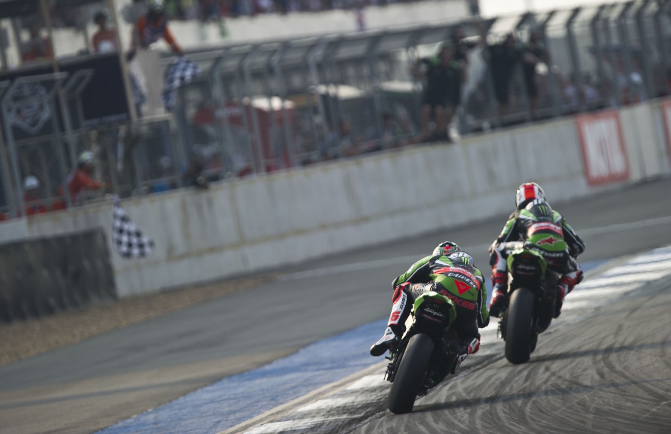 Show en Tailandia: Tom Sykes se hace gigante y evita el doblete de Jonathan Rea
