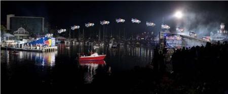 Travis Pastrana vuela 81 metros por el puerto de Long Beach