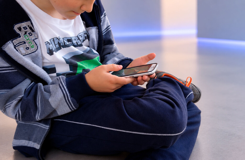 La Comisión Europea presenta la Kids Act para regular el acceso de menores a redes