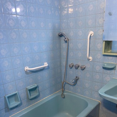 Esta es la nueva tendencia para adaptar la bañera en baños para mayores de 60 sin hacer obras ni instalar una ducha 